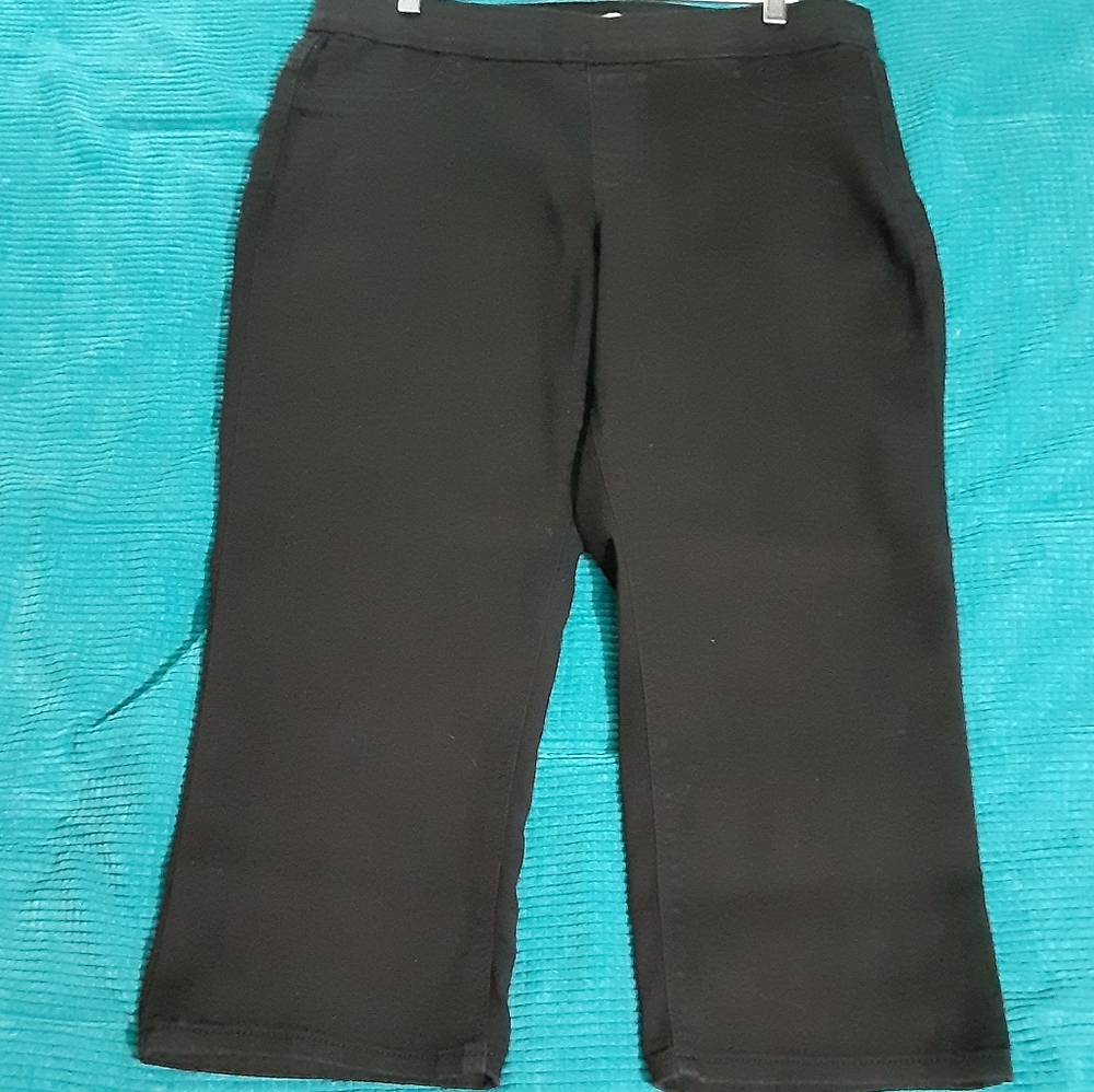L.E.I black capri jean